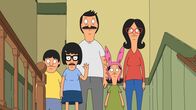 Bob's Burgers – Bob (M.) veranstaltet eine Dinnerparty, die Gayle dazu nutzen will, Gene (l.), Tina (2.v.l.), Louise (2.v.r) und Linda (r.) ihren neuen Schwarm vorzustellen. Doch der Abend verläuft anders, als geplant ...