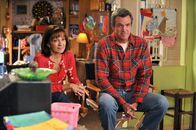 The Middle – Frankie (Patricia Heaton, l.) kann Mike (Neil Flynn, r.) endlich überzeugen mit ihr auf eine Halloweenparty zu gehen. Doch, wenn es um Kostüme geht, weigert sich ihr Mann hartnäckig ...