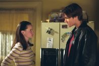 Gilmore Girls – Als Rory (Alexis Bledel, l.) Sturmfreie Bude hat, will sie den Abend eigentlich gemütlich alleine verbringen, doch dann tauchen Paris zum Lernen und Jess mit einem Fresspaket auf. Als dann plötzlich auch Dean (Jared Padalecki, r.) vor der Tür steht, ist der Ärger vorprogrammiert ...