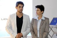 Anna und die Liebe – Die Computer-Manipulation von Lars bringt Jonas (Roy Peter Link, l.) in große Schwierigkeiten. Die Marketingchefin von Lanford Luxury (Angela Hobrig, r.) droht mit der Kündigung der langjährigen Zusammenarbeit ...