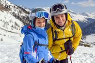 Der Bergdoktor – Bei ihrer Skilehrerin Nina Dorfmeister (Katia Fellin, r.) blüht Flora Gassner (Yuna Bennet, l.) richtig auf.