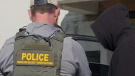 Schmugglern auf der Spur – HSI-Agent Connor spricht mit einem Verdächtigen, der bei einem Einsatz in San Diego, Kalifornien, festgenommen wurde (National Geographic)