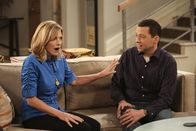 Two and a Half Men – Lyndsey (Courtney Thorne-Smith, l.) kehrt aus der Entzugsklinik zurück und ist geschockt, als sie erfährt, dass Alan (Jon Cryer, r.) und Walden verheiratet sind ...
