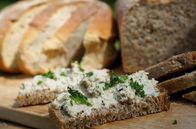 Zu Tisch ... – Grünkernaufstrich auf Vollkornbrot: Grünkern ist grüner Dinkel, der unreif geerntet und geröstet wird.