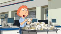 Family Guy – Lois muss wegen Stewies Kita-Wechsel zu einer kostspieligeren Einrichtung einen Nebenjob im Postamt annehmen ...