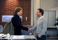 Rote Rosen – ARD ROTE ROSEN FOLGE 990 Uhr im ERSTEN. Steffen (Christoph Kottenkamp, l.) verabschiedet sich von Tim (Nicolas König, r.) mit einem versöhnlichen Handschlag.