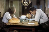 Die 25. Stunde – Susanna (Virna Lisi) und ihr Ehemann Johann Moritz (Anthony Quinn) führen ein beschauliches Leben, bevor Johann denunziert wird.