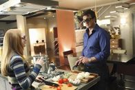 Castle – Die Zwiebeln schneiden sich leider nicht von allein, doch Richard (Nathan Fillion, r.) und Alexis (Molly C. Quinn, r.) wissen sich zu helfen.