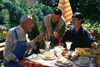 Löwenzahn Classics – Das Filmteam, Gert (Christoph Jungmann, r.) und Hannes (Stefan Luchau, M.) bedanken sich bei Peter (Peter Lustig, l.) für die Unterstützung bei den Aufnahmen der Bärstädter Spatzen, obwohl die beiden längst wissen, dass der zahme Spatz Oskar reine Erfindung von Peter ist.