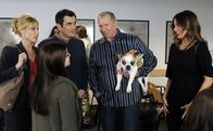 Modern Family – v.li.: Claire Dunphy (Julie Bowen), Alex Dunphy (Ariel Winter), Phil Dunphy (Ty Burrell), Jay Pritchett (Ed O'Neill), Gloria Delgado (Sofía Vergara).