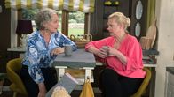 Rote Rosen – Sandra (Theresa Hübchen, r.) tut es gut, sich mit ihrem Gefühlschaos ihrer Mutter anzuvertrauen. Mit Dörte (Edelgard Hansen, l.)