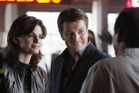 Castle – Ein junger Mann wird tot mit einem Holzpflock im Herz auf einem Friedhof gefunden. Richard Castle (Nathan Fillion, r.) und Kate Beckett (Stana Katic, l.) begeben sich auf Spurensuche.