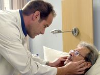 In aller Freundschaft – Peter Britz (Ezard Haußmann, re.) leidet an einer Arteriitis temporalis. Dr. Achim Kreutzer (Johannes Steck, li.) klärt Britz auf, dass er ohne Behandlung, erblinden wird. Peter Britz will davon nichts hören.