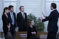 How I Met Your Mother – v.r.) und Robin (Cobie Smulders, l.) sind zur Beerdigung von Marshalls (Jason Segel, r.) Vater Marvin nach Minnesota gefahren. Dort versucht jeder, auf seine Weise Marshall aufzuheitern. Doch wird es ihnen gelingen?