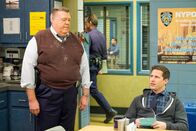 Brooklyn Nine-Nine – Joel McKinnon Miller (Scully), Andy Samberg (Jake Peralta).