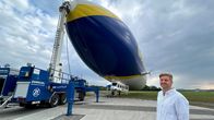 Expedition in die Heimat – Moderator Johannes Zenglein erlebt den Bodensee zu Wasser und aus der Luft. Weltweit bekannt ist der See durch den Zeppelin NT. Das Luftschiff fasziniert und ein Rundflug in ihm ist ein echtes Erlebnis.