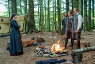 Outlander - Die Highland-Saga – Claire (Caitriona Balfe), Roger Wakefield (Richard Rankin, M.), Jamie (Sam Heughan) Die Verwendung des sendungsbezogenen Materials ist nur mit dem Hinweis und Verlinkung auf TVNOW gestattet.