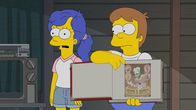 Die Simpsons – Marge (l.); Homer (r.)