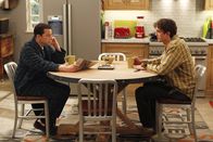 Two and a Half Men – Männergespräche: Alan (Jon Cryer, l.) und Walden (Ashton Kutcher, r.) ...