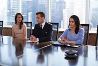 Suits – Die bildschöne Esther Litt (Amy Acker, l.), die Schwester von Louis, möchte ausgerechnet dessen langjährigen Rivalen Harvey (Gabriel Macht, M.) bei ihrer Scheidung als Anwalt. Auch Rachel (Meghan Markle, l.) spürt die Anspannung.