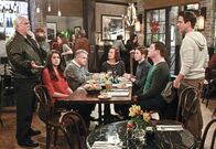 The McCarthys – (v.l.n.r.) Charlie Ellis (John Ratzenberger); Jackie McCarthy (Kelen Coleman); Arthur McCarthy (Jack McGee); Marjorie McCarthy (Laurie Metcalf); Ronny McCarthy (Tyler Ritter); Sean McCarthy (Jimmy Dunn); Gerard McCarthy (Joey McIntyre)