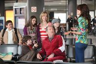 Modern Family – Jay (Ed O'Neill, vo.re.) fällt aus allen Wolken, als Gloria (Sofia Vergara) ihm am Flughafen eröffnet, dass (v.li.) Manny (Rico Rodriguez), Luke (Nolan Gould), Hayley (Sarah Hyland), Claire (Julie Bowen), Alex (Ariel Winter) und der Rest der Familie sie nach Hawaii begleiten wird...