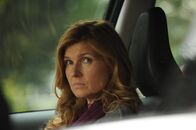 American Horror Story – Vivien(Connie Britton) wird aus der Klinik entlassen, weigert sich aber, jemals wieder einen Fuß in ihr Haus zu setzen ...