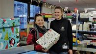 Checkerin Marina – Checkerin Marina (l.) bei der Organisation "Weihnachten im Schuhkarton" mit ehrenamtlicher Helferin Tale (r.).