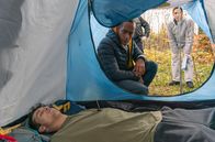 Watzmann ermittelt – Jerry Paulsen (Peter Marton, h.l.) und Sonja Bitterling (Genoveva Mayer, h.r.) untersuchen die Leiche (Luca Garnreiter, v.) und den Tatort.