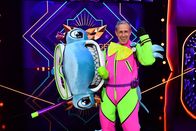 The Masked Singer – Enthüllt: Der Hammerhai ist Pierre "Litti" Littbarski.