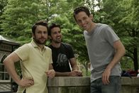 It's Always Sunny in Philadelphia – (2. Staffel) - Gute Freunde: Dennis (Glenn Howerton, r.), Charlie (Charlie Day, .) und Mac (Rob McElhenney, M.)