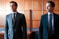 Suits – Im Gerichtssaal kämpfen Harvey (Gabriel Macht, l.) und Mike (Patrick J. Adams, r.) für Clifford Danners Freispruch. Doch die Chancen stehen schlecht – und der Druck wächst.