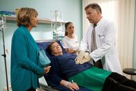 In aller Freundschaft – Die Freude des Wiedersehens ist groß, wird aber durch Reginas schlechten gesundheitlichen Zustand getrübt.