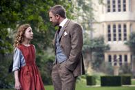 Der goldene Kompass – Lyra Belacqua (Dakota Blue Richards) und Lord Asriel (Daniel Craig)