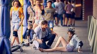 Der Lehrer – v.r.) Alkohol-Experiment mit dem Fahrrad umgefallen. Stefan und der G-Kurs wollen ihr helfen. +++ Die Verwendung des sendungsbezogenen Materials ist nur mit dem Hinweis und Verlinkung auf TVNOW gestattet. +++