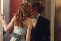 Castle – Ein unvergesslicher Abend steht ihnen bevor: Owen (Drew Osborne, r.) und Alexis (Molly C. Quinn, l.)