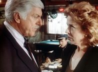 Diagnose: Mord – Dr. Sloan (Dick Van Dyke, l.) missfallen Gretchen McCords (Holland Taylor, r.) Methoden, Steuersündern auf die Spur zu kommen.