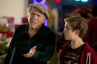 The Goldbergs – v.li.: Pops (George Segal), Adam Goldberg (Sean Giambrone).