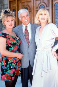 Diagnose: Mord – Dr. Sloan (Dick Van Dyke, M.) freut sich mit seiner alten Bekannten Irene (Sally Kellerman, r.) und ihrer Rivalin Marilyn (Victoria Jackson, l.).