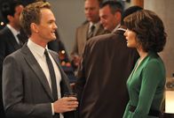 How I Met Your Mother – Während Ted und Marshall auf einem Konzert Drogen konsumieren und dadurch völlig daneben sind, müssen Barney (Neil Patrick Harris, l.) und Robin (Cobie Smulders, r.) eine Entscheidung treffen, die ihre gemeinsame Zukunft beeinflussen wird ...