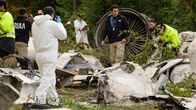 Mayday - Alarm im Cockpit – Die Flugzeugtrümmer sind auf dem kolumbianischen Berg El Gordo verstreut (Reenactment-Szene).
