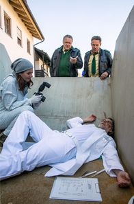 Hubert ohne Staller – V.l.n.r. Pathologin Dr. Caroline Fuchs (Susu Padotzke), der tote Dr. Hecht (Komparse), Girwidz (Michael Brandner), Hubert (Christian Tramitz)