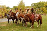 Expeditionen: Mustangs - lebende Legenden – Wilde Reise mit Erich Pröll: "Mustangs - Lebende Legenden: Die nach Europa reisen", Die drei jungen Mustangs sind weiterhin in La Barge und werden auf die weiteren Stationen für die Reise nach Österreich vorbereitet. Mustangs werden in Nordamerika von Freizeitreitern und auf Ranches als Cowboypferd verwendet. Eine Besonderheit bietet eine Working Cow Ranch, die am Fuße der Bighorn Mountains über 1.000 Rinder und an die 100 Pferde betreut. Dazu gehört auch eine Guest Ranch - die Hideout Ranch. Hier können Gäste einzigartige Trailritte machen und auch je nach anfallender Rancharbeit echtes Cowboy Feeling erleben. Hier gibt es eine echte Besonderheit. Die City Slickers können hier auch auf Mustangs reiten. Auf der Ranch wurden bereits zwölf Mustangs adopiert, die hier trainiert und zu exzellenten Reitpferden ausgebildet wurden. Für die Ranch gehört der Mustang als Teil vom Westen dazu und möchte das auch an die Reitgäste weitergeben. Für diese Pferde ist der Ritt in die Berge auf über 3.500 Meter Höhe kein Problem. Sie sind zäh, genügsam und leicht zu reiten. Trittsicher im steilen, unwegsamen Gelände und ausdauernd in der Steppe. Im Film wird eine Reitgruppe begleitet, die den Eindruck vermittelt, aus einem Edelwestern entsprungen zu sein. Profi Reiter aus den Niederlanden waren eine Woche lang auf Mustangs unterwegs und sie erzählen voll Begeisterung über ihre Erlebnisse. Der Einsatz der Mustangs hier als Wanderreitpferde, als Partner im schwierigem Gelände und auch auf einen Teil Geschichte Amerikas zu sitzen macht diese Pferde einmalig.