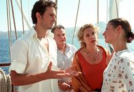 Unter weißen Segeln – Michael (Fritz Wepper, 2.v.li.) und Claudia (Michaela May, 2.v.re.) werden Zeugen, wie sich ihre Tochter Susanne (Annett Renneberg) mit ihrem Bräutigam Stavros (Simon Verhoeven) streitet.