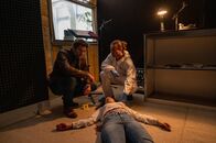 SOKO Stuttgart – moderatorin Laura Meissner (Sonja Hurani, M.) wurde nach ihrer Late-Night-Show erstochen aufgefunden. Der Leiter der Rechtsmedizin Dr. Benedikt Förster (Florian Wünsche, r.) gibt erste Hinweise an Kriminalhauptkommissar Jo Stoll (Peter Ketnath, l.). Hat der Mord etwas mit dem True-Crime-Podcast über eine vermisste junge Frau zu tun, an dem das Opfer gerade gearbeitet hat?