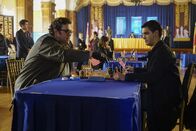 Scorpion – Ein Auftrag ganz nach ihrem Geschmack: Sylvester (Ari Stidham, l.) und Walter (Elyes Gabel, r.) sollen an einem internationalen Schachturnier im Ausland teilnehmen, um die Deckung einer amerikanischen Spionin zu wahren. Doch dann drohen sich die beiden in einem Match gegeneinander zu verlieren ...