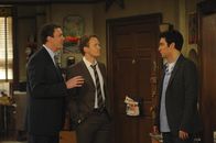 How I Met Your Mother – Ted (Josh Radnor, r.) findet heraus, dass er von Marshall (Jason Segel, l.) und Barney (Neil Patrick Harris, M.) seit Wochen belogen wurde und ist entsetzt ...