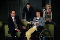 Silent Witness – Dr. Thomas Chamberlain (Richard Lintern, l.), Jack Hodgson (David Caves, 2.v.l.), Clarissa Mullery (Liz Carr, 2.v.r.) und Nikki Alexander (Emilia Fox, r.).