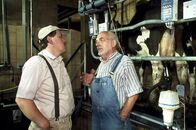 Löwenzahn Classics – Bauer Hansen (Jens-Peter Brose, l.) staunt nicht schlecht als er erfährt, dass Peter (Peter Lustig, r.) eine Kuh kaufen möchte.