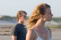 Carriers – Müssen einen hohen Preis für ihre Rettung bezahlen: Danny (Lou Taylor Pucci, l.) und Kate (Emily VanCamp, r.) ...